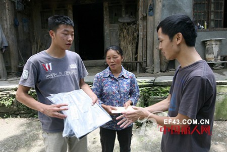 助学雅安:诺奇为灾区学子捐赠爱心衣物