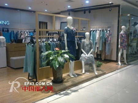 热烈庆祝MOMING莫名女装哈尔滨动力和平松雷店盛大开业