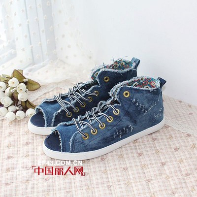 破洞牛仔鞋诠释丹宁经典永不灭