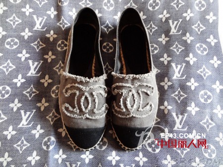 破洞牛仔鞋诠释丹宁经典永不灭