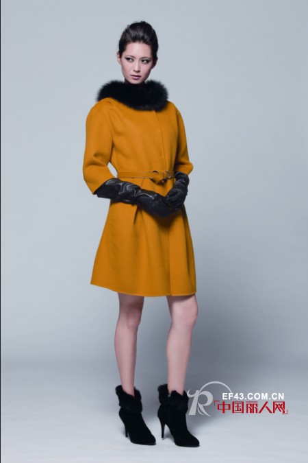 长款毛领秋冬外套 修身收腰领略成熟女性魅力