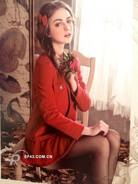 红色妆点萧瑟冬季 出格女装打造街头最美风景