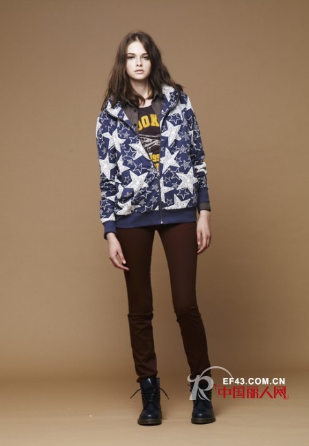 几何图案休闲外套搭配 动感时尚个性自由