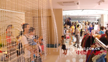 热烈祝贺湖南刘小姐加盟海嘉仕品牌女装