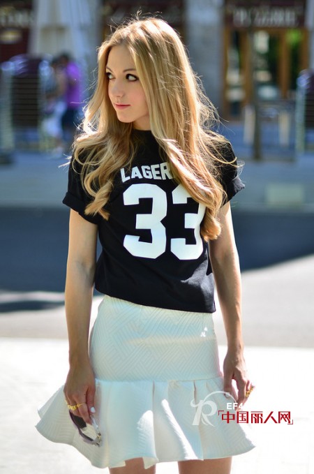 夏季喇叭短裙搭配 精致玩味裁剪彰显复古风