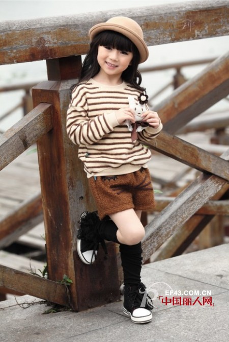 秋季条纹长T搭配 打造潮人范