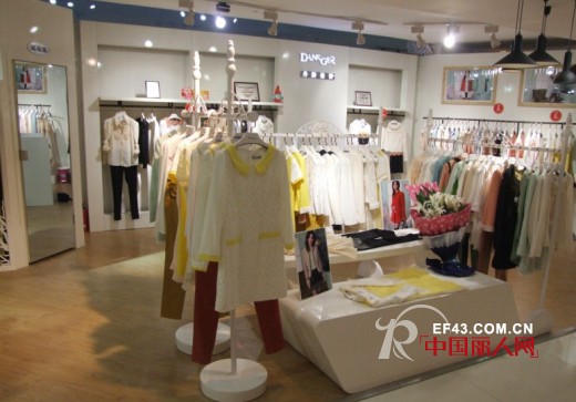 热烈庆祝丹诗格尔女装进驻湖北襄樊古楼商场