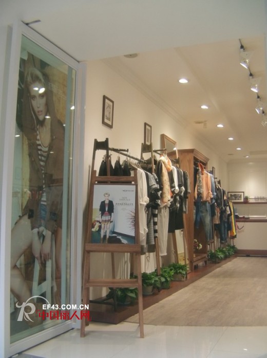 普普风女装八月惊喜多 多家新店开业形象升级