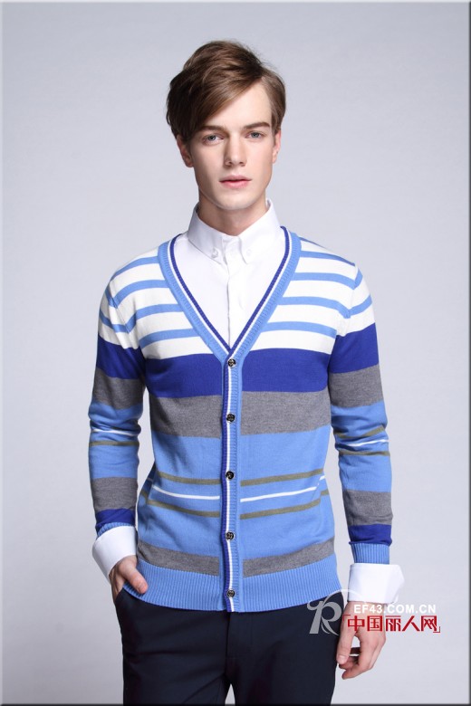 秋季针织开衫搭配衬衫 打造气质文艺男