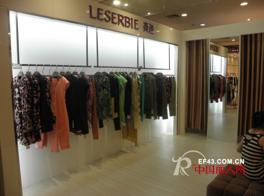 热烈庆祝奕色女装武汉新世界百货店盛大开业