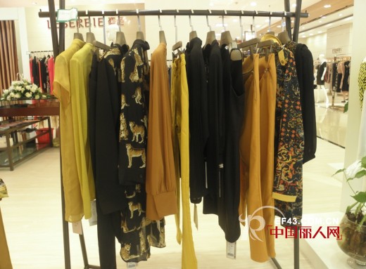 热烈庆祝奕色女装武汉新世界百货店盛大开业