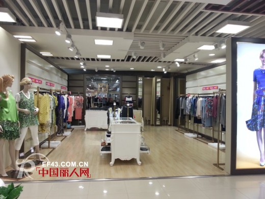 热烈庆祝彩姿KJHK女装 三店阵容齐开业