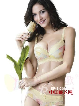 简洁大方的款式 衬托娇媚动人的浪漫风情