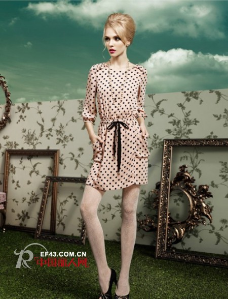 秋季修身连衣裙 几何元素巧显瘦