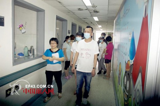 曼娅奴董事长爱心之旅 探访深圳白血病患儿