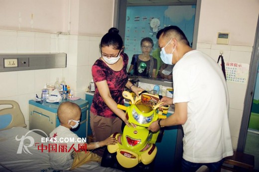 曼娅奴董事长爱心之旅 探访深圳白血病患儿