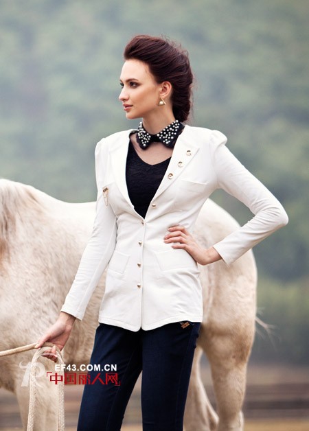 初秋小西装搭配  钻石白打造清雅look