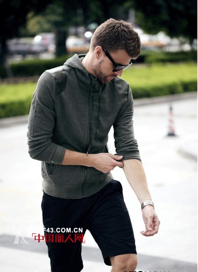 男式卫衣款式怎么搭配