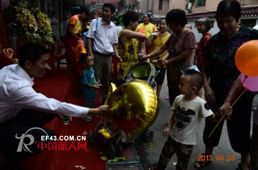 喜贺时尚小鱼童装首家幼儿园渠道专卖店开业