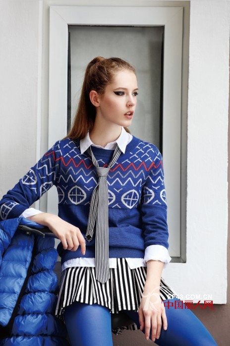 2013秋冬新款女性  看宝蓝色搭配如何吸睛
