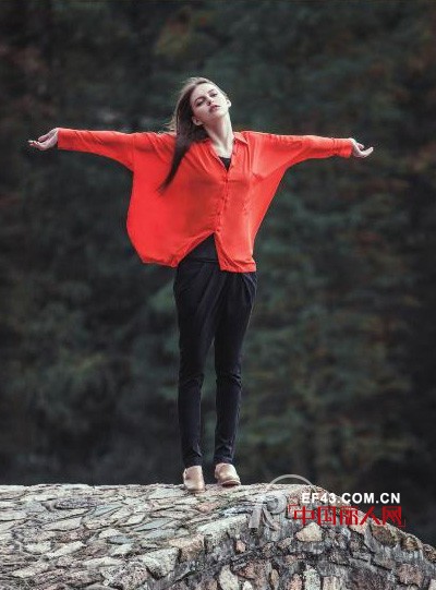 单色抑或印花  百搭圣品衬衫打造初秋新风尚