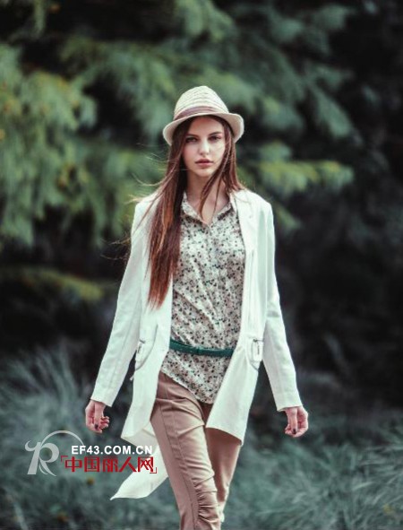 单色抑或印花  百搭圣品衬衫打造初秋新风尚