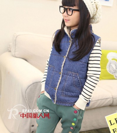 熊贝尔童装家长们带着孩子在挑衣服玩搭配