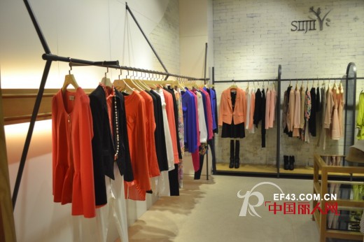 热烈庆祝SIIJII思迹女装云南昆明新店开业