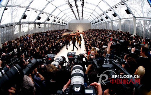 粉蓝衣橱走出国门·参展纽约时装周