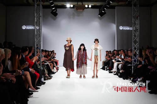 粉蓝衣橱走出国门·参展纽约时装周