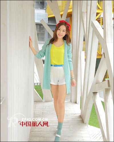针织开衫配T恤短裤 混搭元素尽显美丽