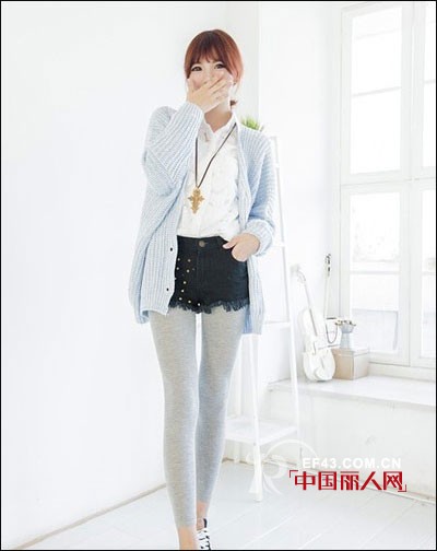 针织开衫配T恤短裤 混搭元素尽显美丽