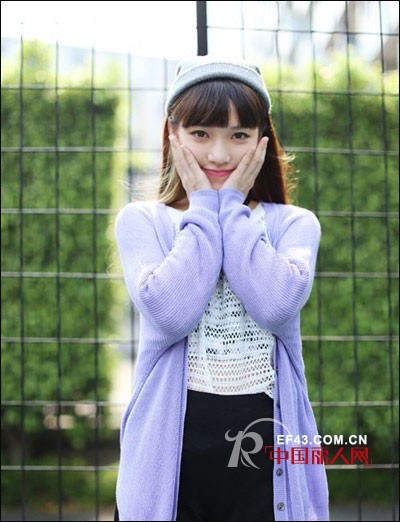 针织开衫配T恤短裤 混搭元素尽显美丽