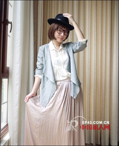 入秋小外套搭配长裙 穿出甜美时髦淑女风 入秋小外套搭配长裙 穿出甜美时髦淑女风