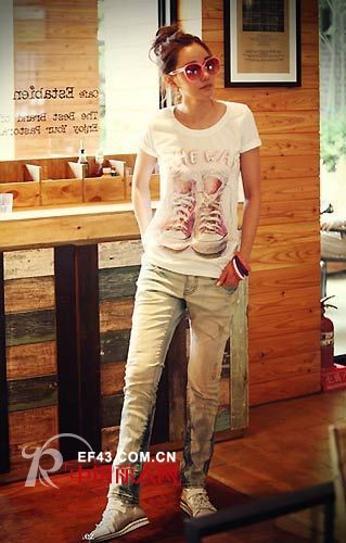 紧身牛仔裤搭配出秋季最抢眼LOOK