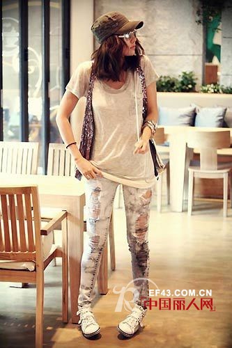 紧身牛仔裤搭配出秋季最抢眼LOOK