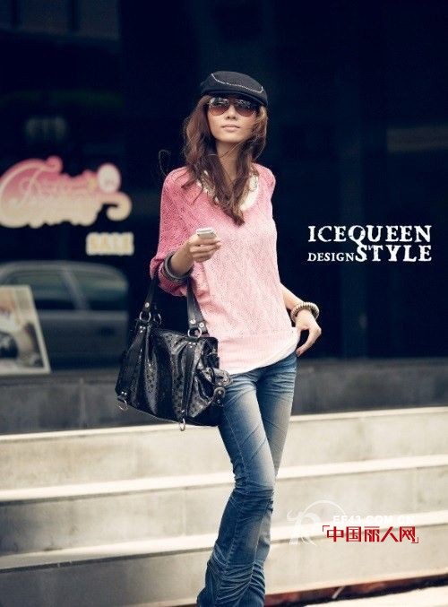 紧身牛仔裤巧妙搭配修饰腿部线条