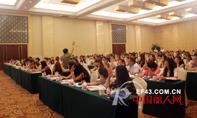 MOFAN邂逅爱丽丝演绎浪漫梦境 2014春季新品发布会圆满落幕