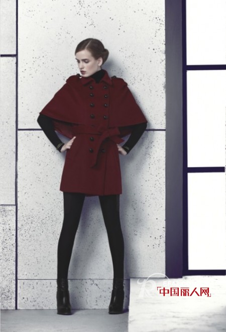 酒红色如何搭配 卡蔓亲身示范