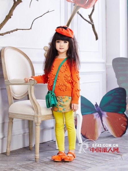 亮色服装怎么搭配好看