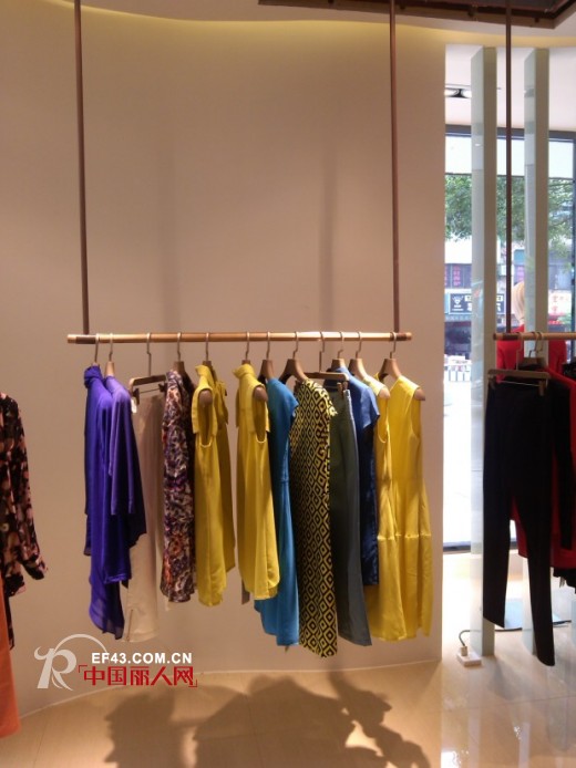 LESERBIE奕色女装广东四会店开业