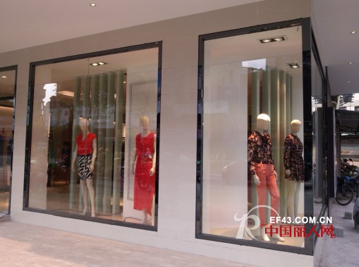 LESERBIE奕色女装广东四会店开业