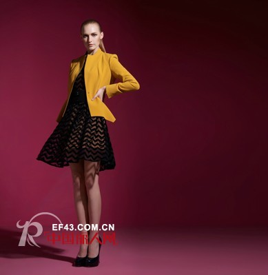 女士纯色西装搭配 职业西装也能有不同造型