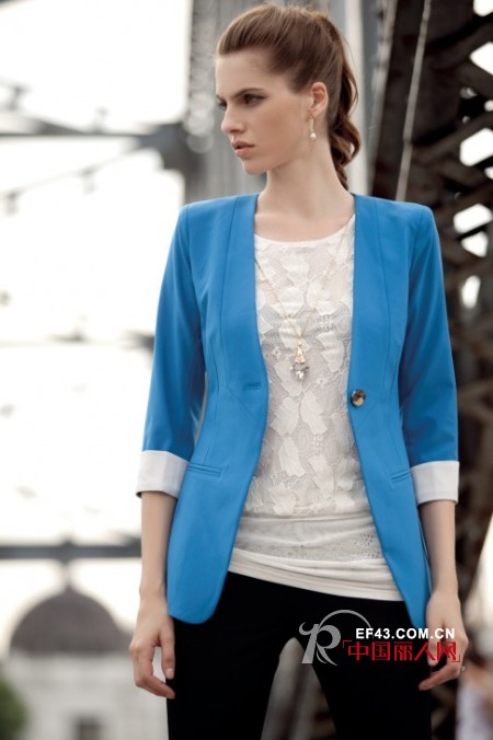 秋装蓝色外套搭配  心机搭配打破秋季萧条感