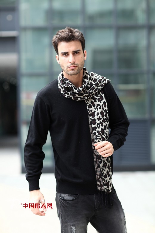 不同型男可以选择不同的围巾搭配