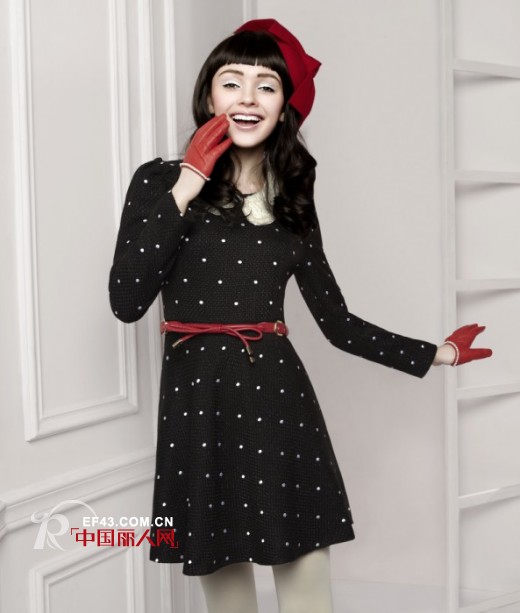 浓郁复古波点连衣裙  黑底白波点连衣裙搭配