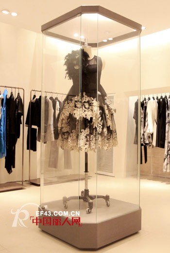 在纽约 那条BBLLUUEE的小黑裙