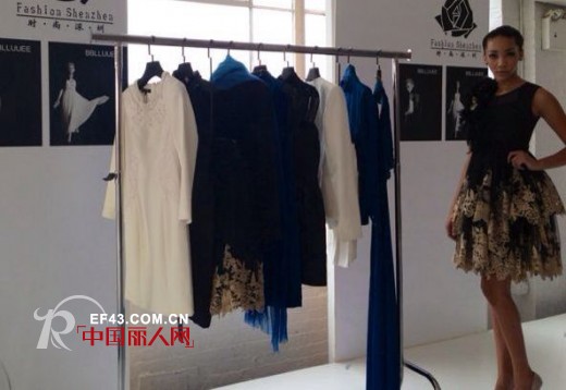 在纽约 那条BBLLUUEE的小黑裙