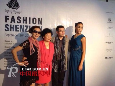 在纽约 那条BBLLUUEE的小黑裙