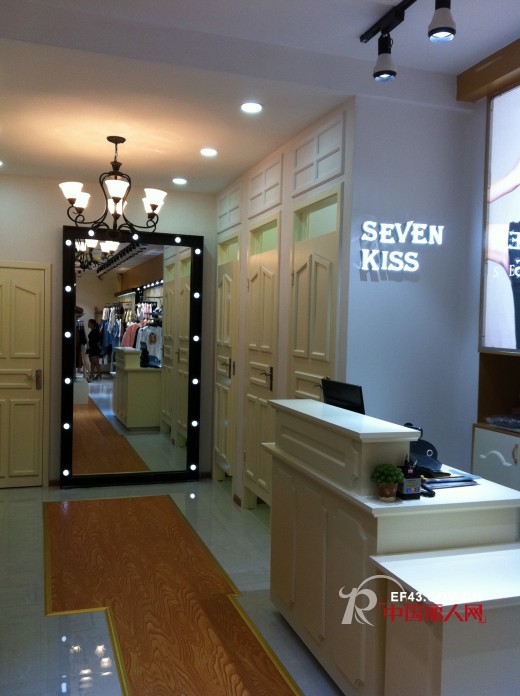 七吻服饰武汉店正式开业,开创华中新局面